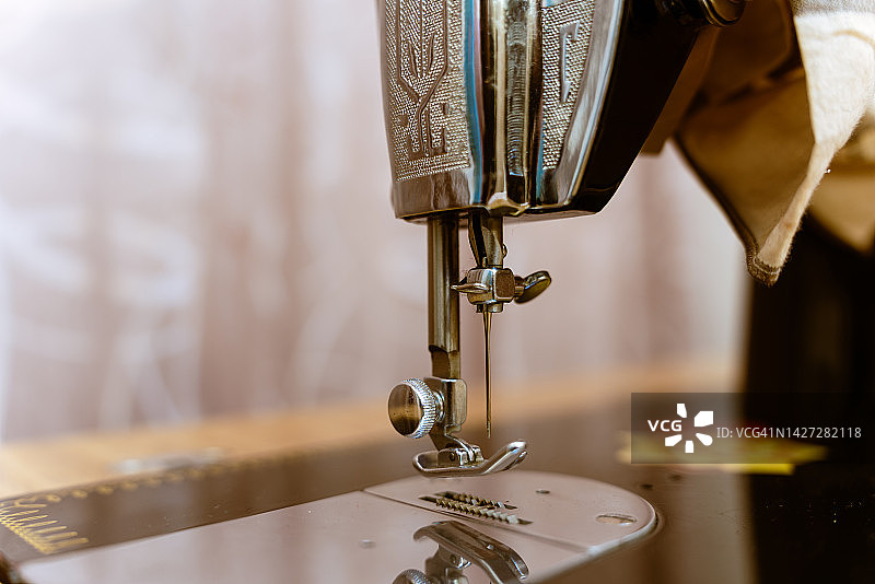 桌子上的缝纫机图片素材