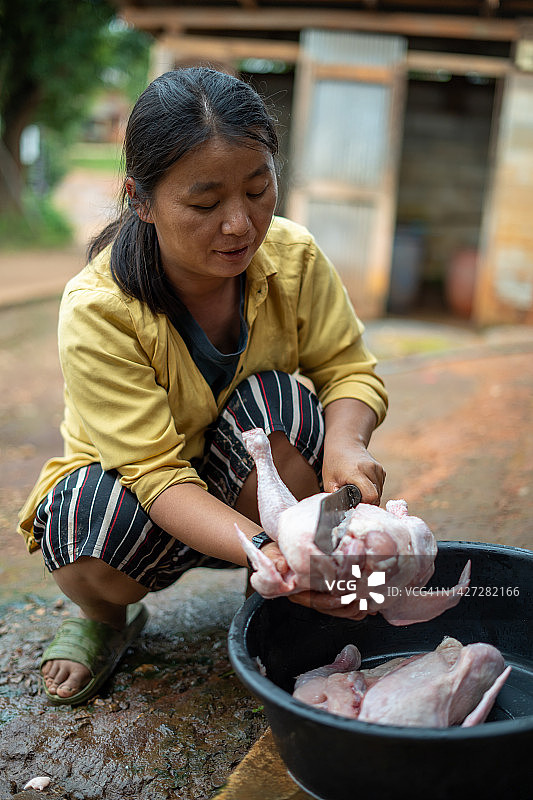 泰国清迈苗族山民用刀切生鸡肉图片素材