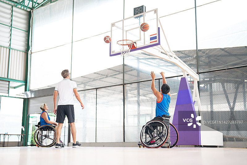 坐轮椅的男人打篮球图片素材