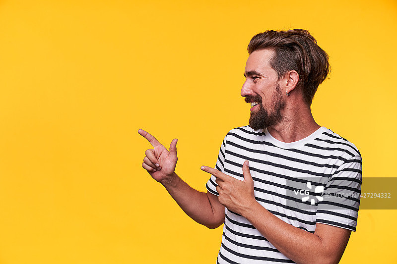 快乐的男人用双手指向空白处图片素材