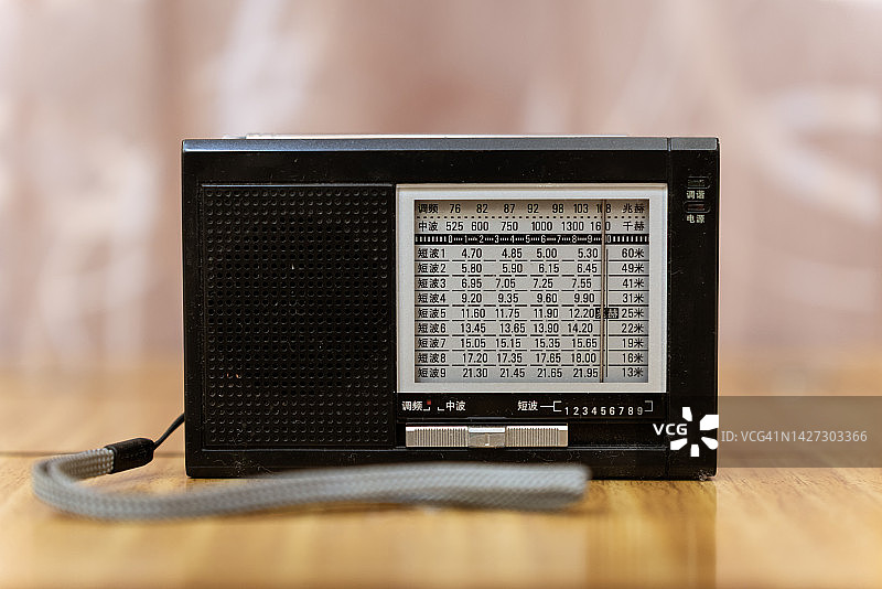 桌子上的收音机图片素材