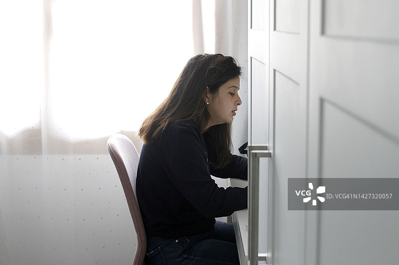 在家学习的少女图片素材