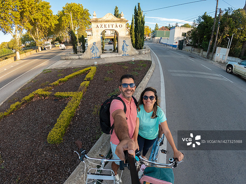 情侣在阿泽唐新镇骑自行车图片素材