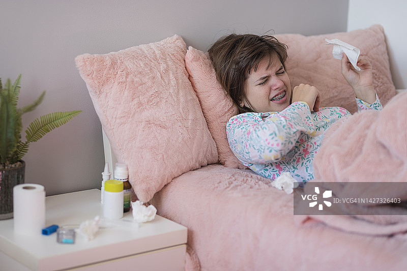 流鼻涕咳嗽的感冒女人图片素材