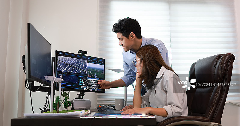 亚洲年轻夫妇在家远程工作图片素材