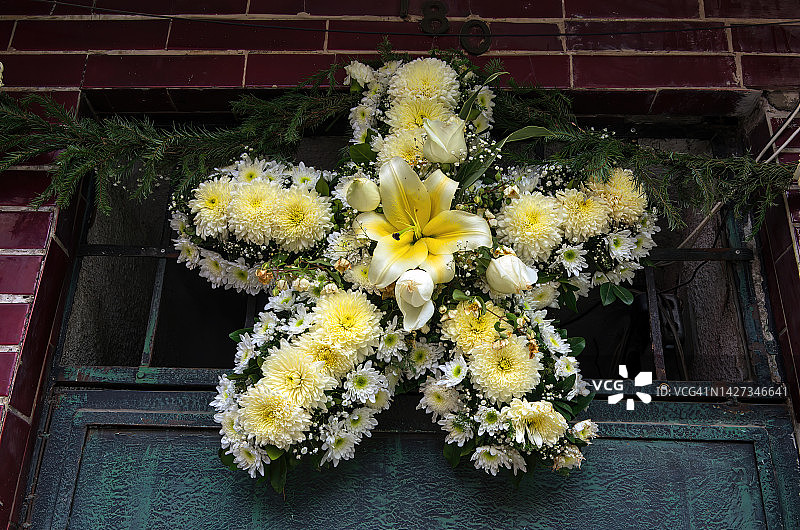 房屋前门上方的五角星形花卉装饰图片素材