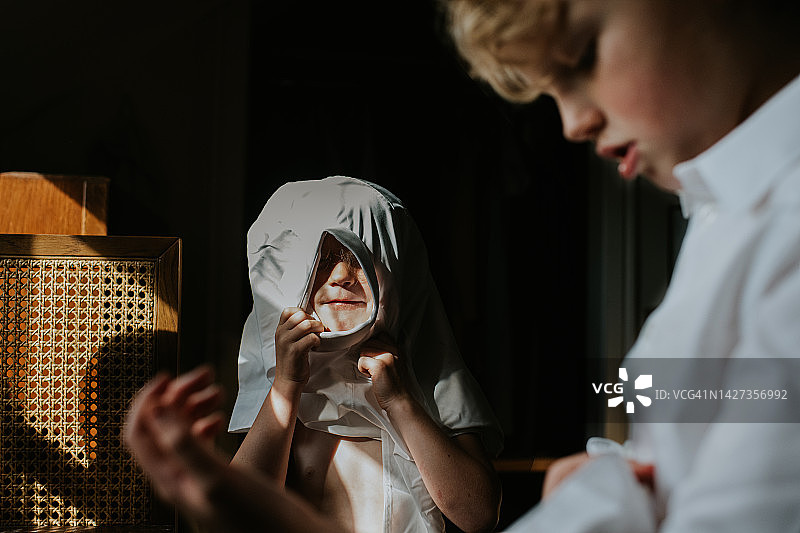 孩子上学前自己穿衣服的场景图片素材