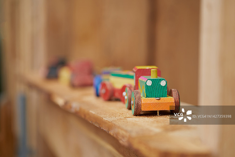 放置在乡村木架上的彩色木制玩具火车图片素材