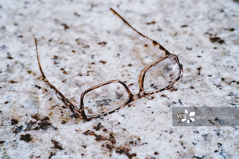 花岗岩柜台上玳瑁眼镜图片素材