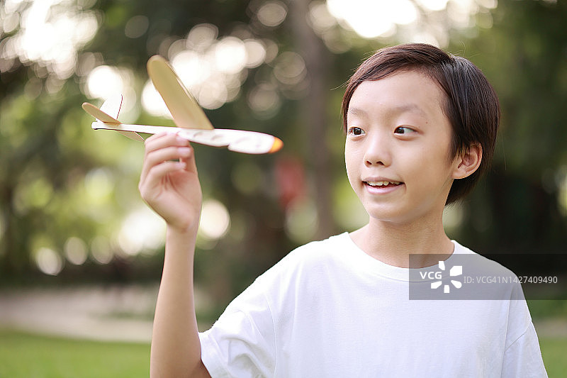 玩飞机玩具的男孩图片素材