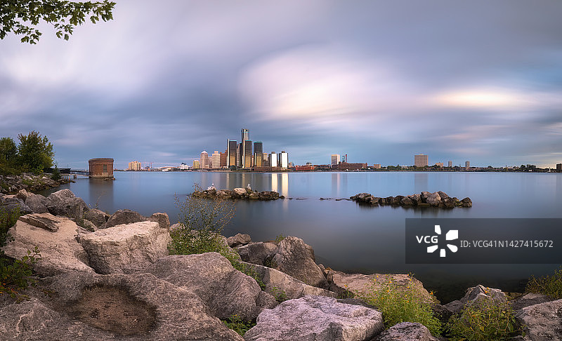 底特律，密歇根州 - 黄昏天际线图片素材