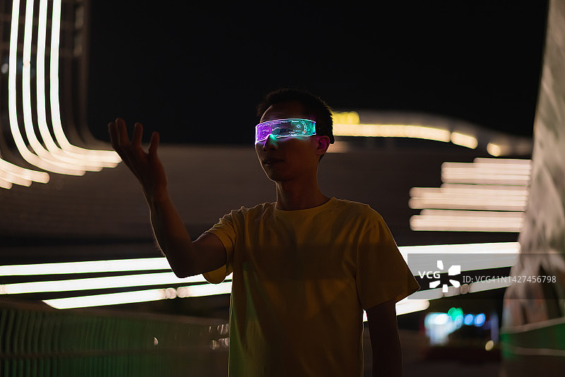 夜晚戴智能眼镜的商人图片素材