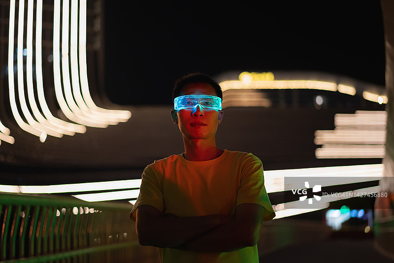 夜晚戴智能眼镜的商人图片素材