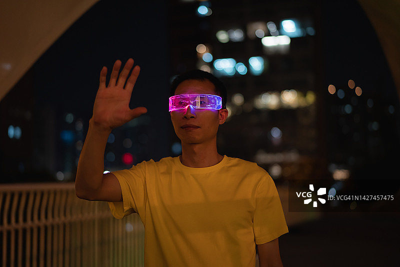 夜晚戴智能眼镜的商人图片素材