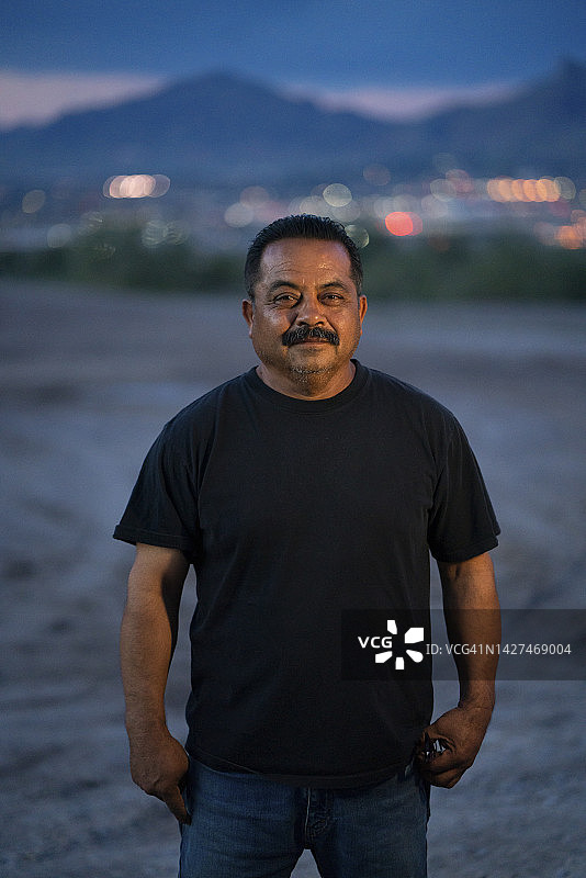 站在美墨边境附近的墨西哥男人肖像图片素材