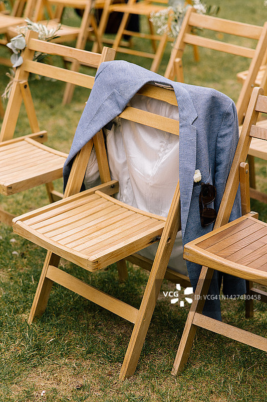 西装外套挂在折叠椅上图片素材