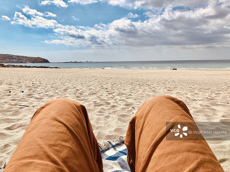 从腿间看海景图片素材