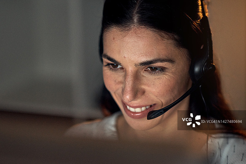 呼叫中心客服女代理，提供热情友好的在线帮助图片素材