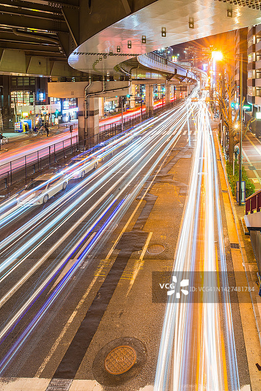 大阪高速公路上的高峰时段车流光迹图片素材
