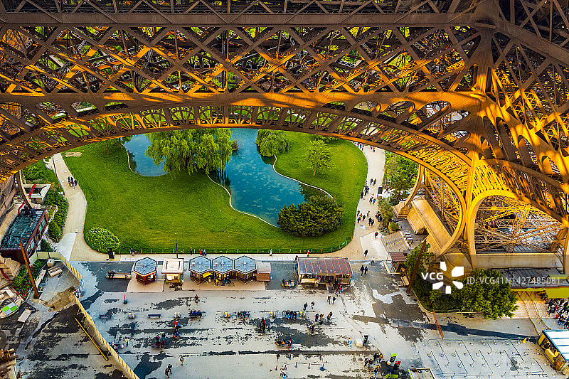 法国巴黎埃菲尔铁塔下的战神广场图片素材