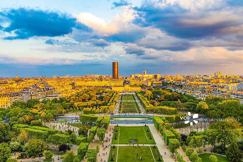 从埃菲尔铁塔俯瞰战神广场日落图片素材