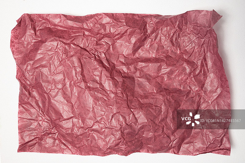 皱巴巴的红色蜡纸或蓝色纸张纹理图案背景。抽象红色纸张背景图片素材