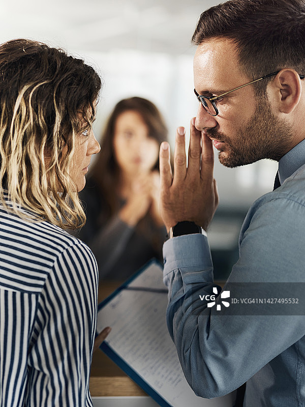 面试时的窃窃私语图片素材