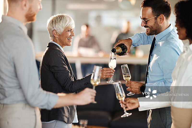 办公室派对上倒香槟图片素材