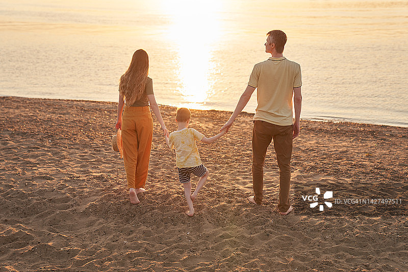 在海滩上玩耍的一家三口图片素材