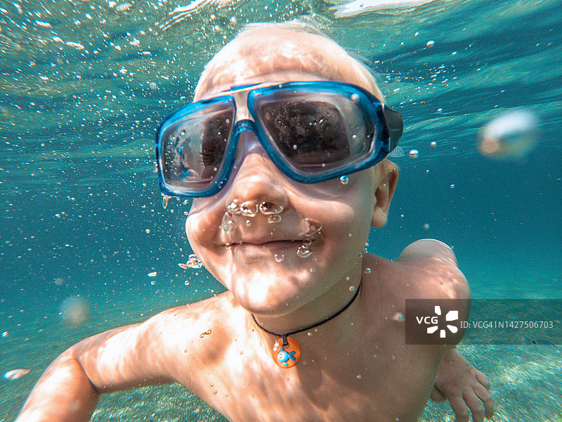 戴泳镜的快乐水下儿童图片素材