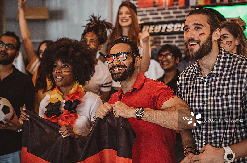 在酒吧欢呼的足球迷图片素材