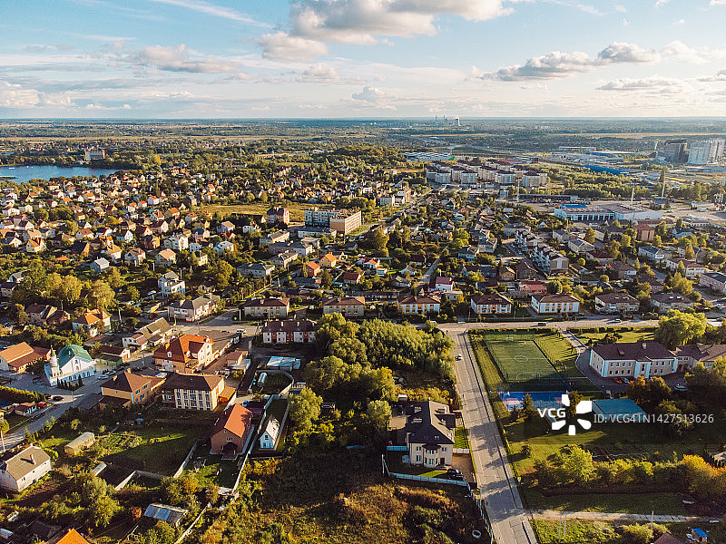 城市扩张：绿色城市基础设施与天空地平线无人机航拍视角图片素材