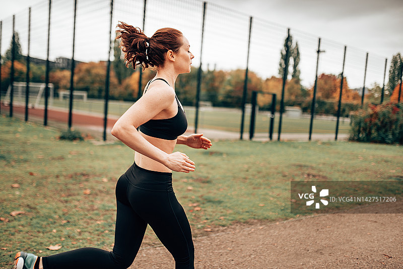 跑步的女人侧视图图片素材