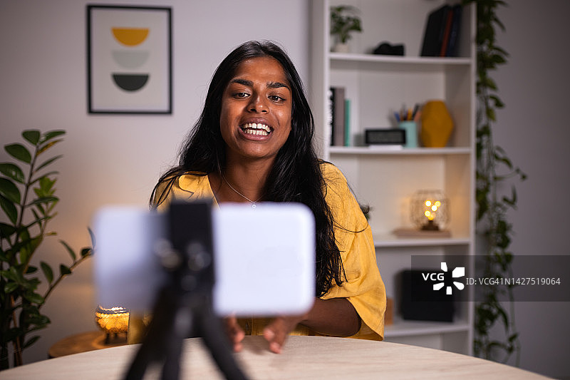 快乐的印度女性播主录制Vlog图片素材