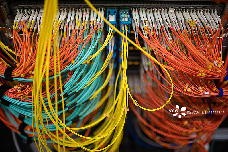 连接到服务器的彩色电缆图片素材