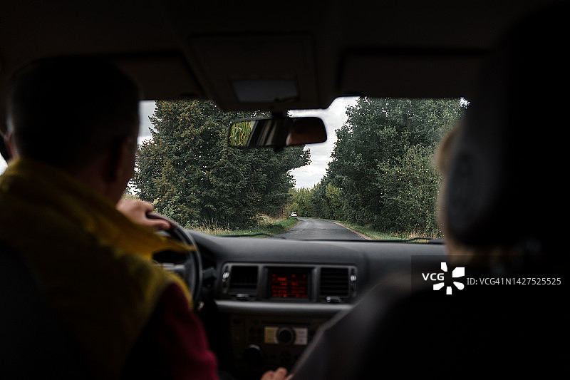 成熟夫妇在车内行驶的背面视角图片素材