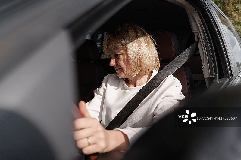 在车里系着安全带的中年妇女图片素材