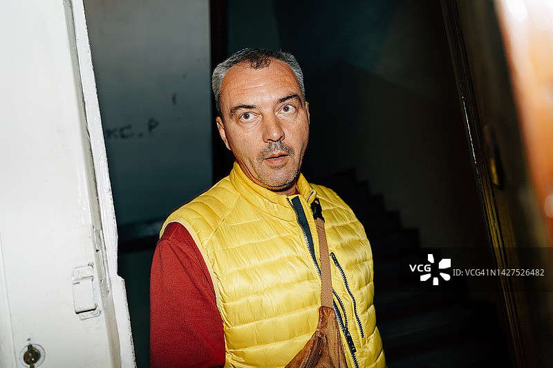 楼梯上成熟男人的抓拍肖像图片素材