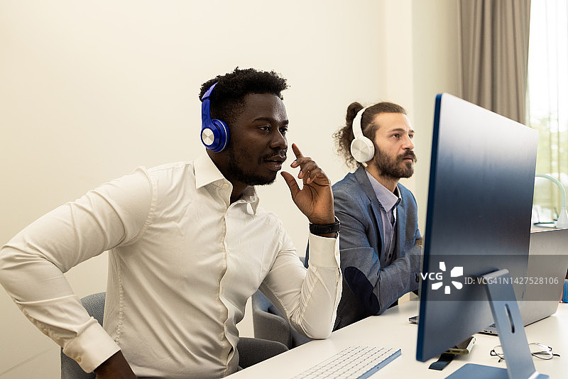 在呼叫中心工作的商人图片素材