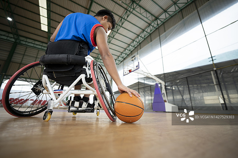 残疾运动员室内篮球放松图片素材