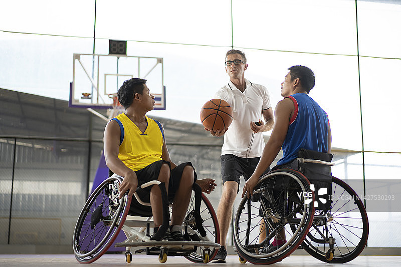 轮椅篮球运动员发球图片素材