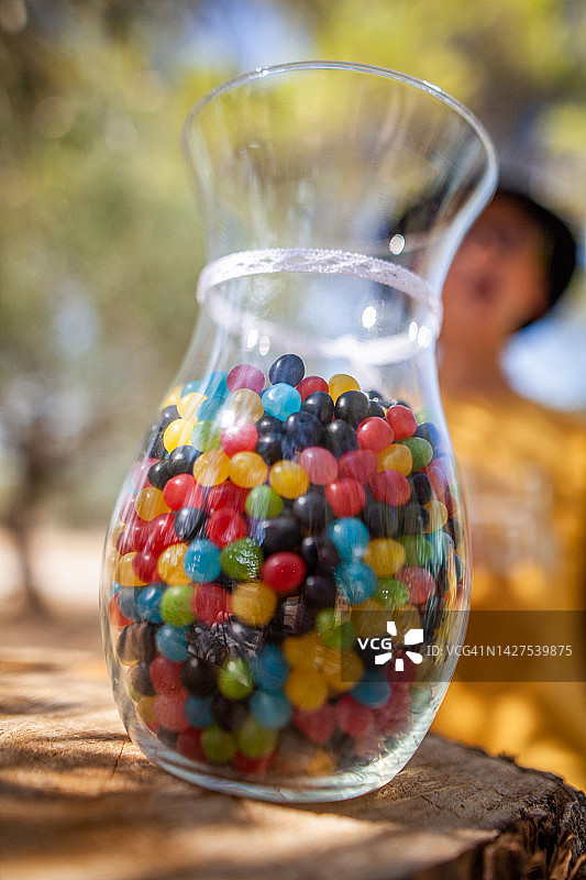 儿童面前的糖果罐图片素材