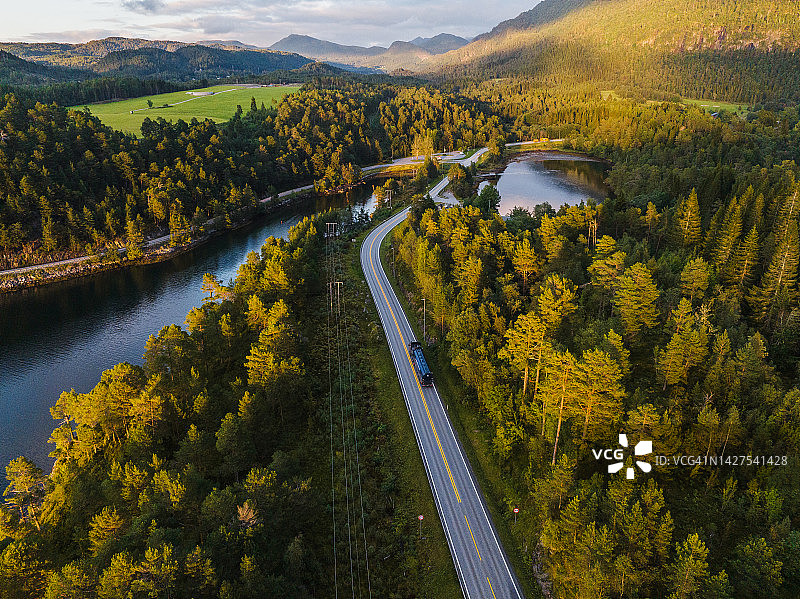 挪威高地公路上的卡车航拍美景图片素材