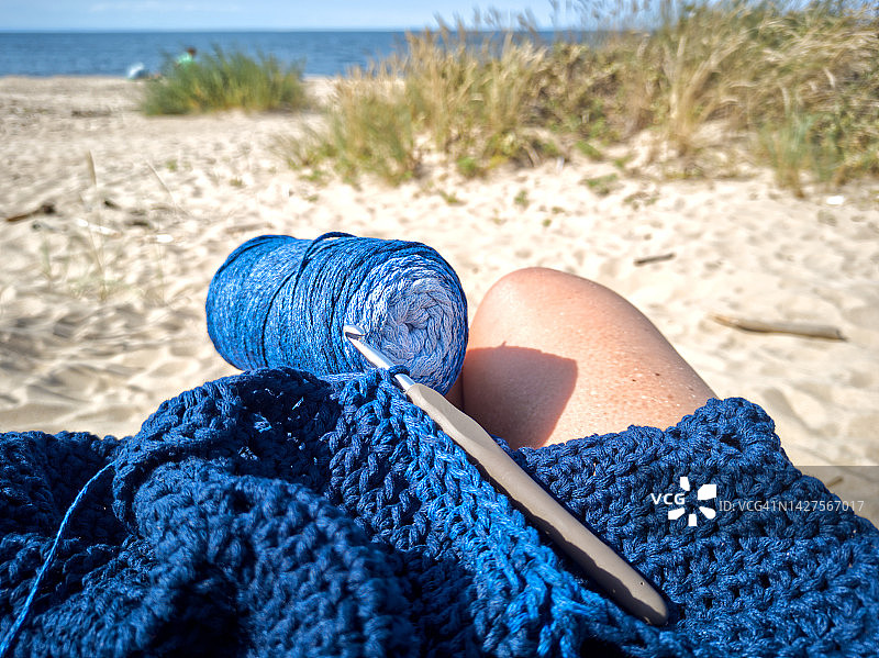 手工钩针蓝色围巾。图片素材