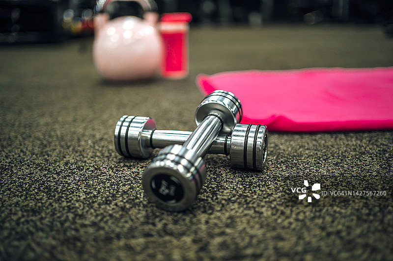 健身房地板上的哑铃图片素材