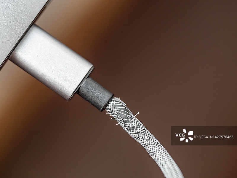 损坏的Type-C USB充电线图片素材