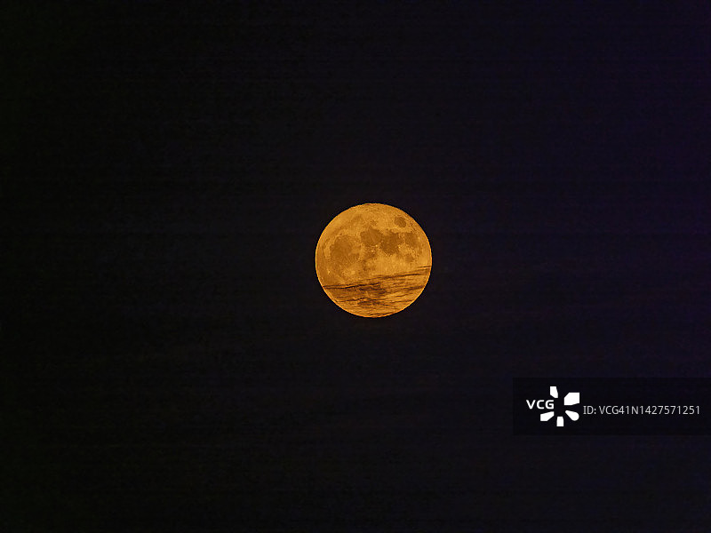 夜空中的红色满月图片素材