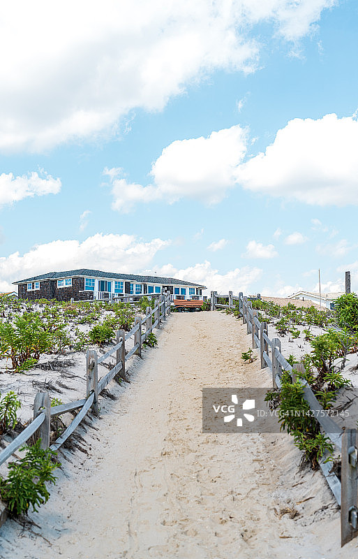 通往豪华海滨住宅的美丽海滩小径图片素材