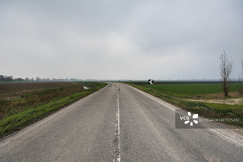 雾中的波河谷公路图片素材