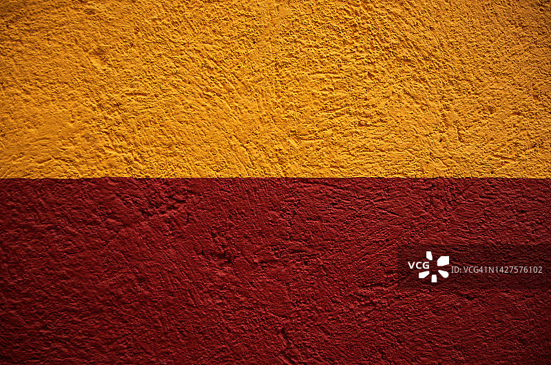 殖民时期建筑外墙，漆成黄色和铁锈红色条纹图片素材